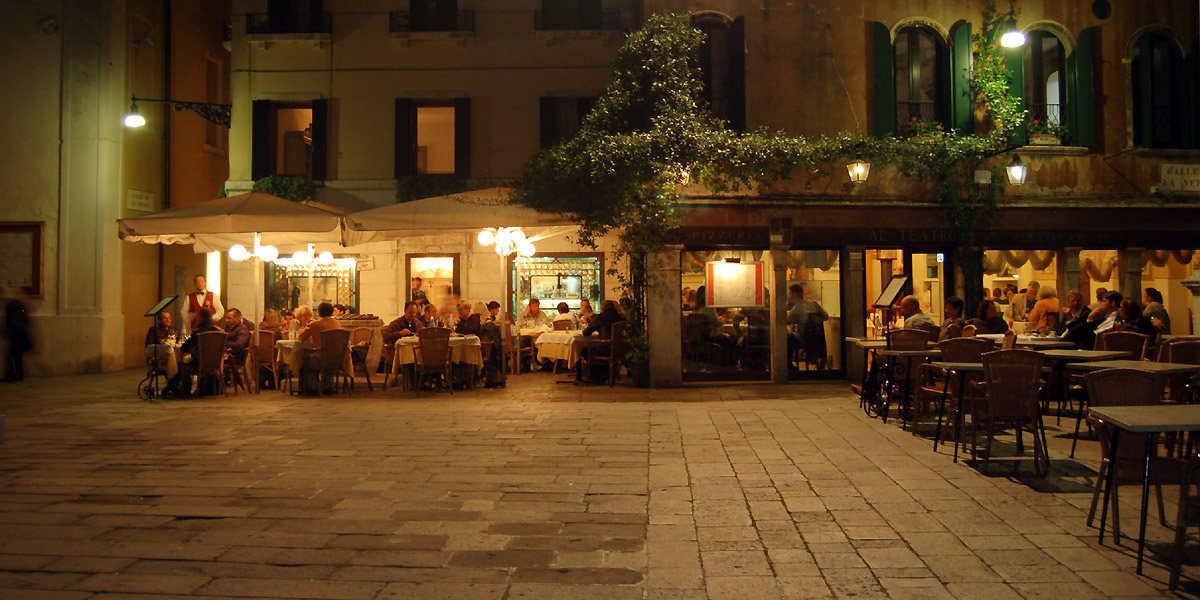 Das "Al Theatro" Restaurant in Venedig, im Herzen der Altstadt und gegenüber dem Opernhaus "La Fenice di Venezia"; in der Opernspielsaison bleibt geöffnet bis Ende jeder Aufführung. Autor: Rob Young (bearbeitet)